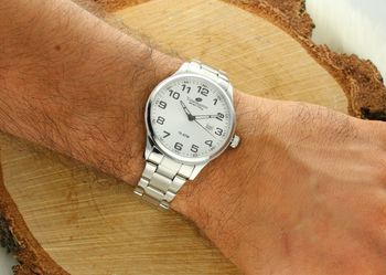 TIMEMASTER 27405 – elegancki zegarek męski z białą tarczą, stalową bransoletą i datownikiem. Wodoszczelność 100M, mechanizm kwarcowy, gwarancja 24 miesiące. Sprawdź ofertę!2.jpg