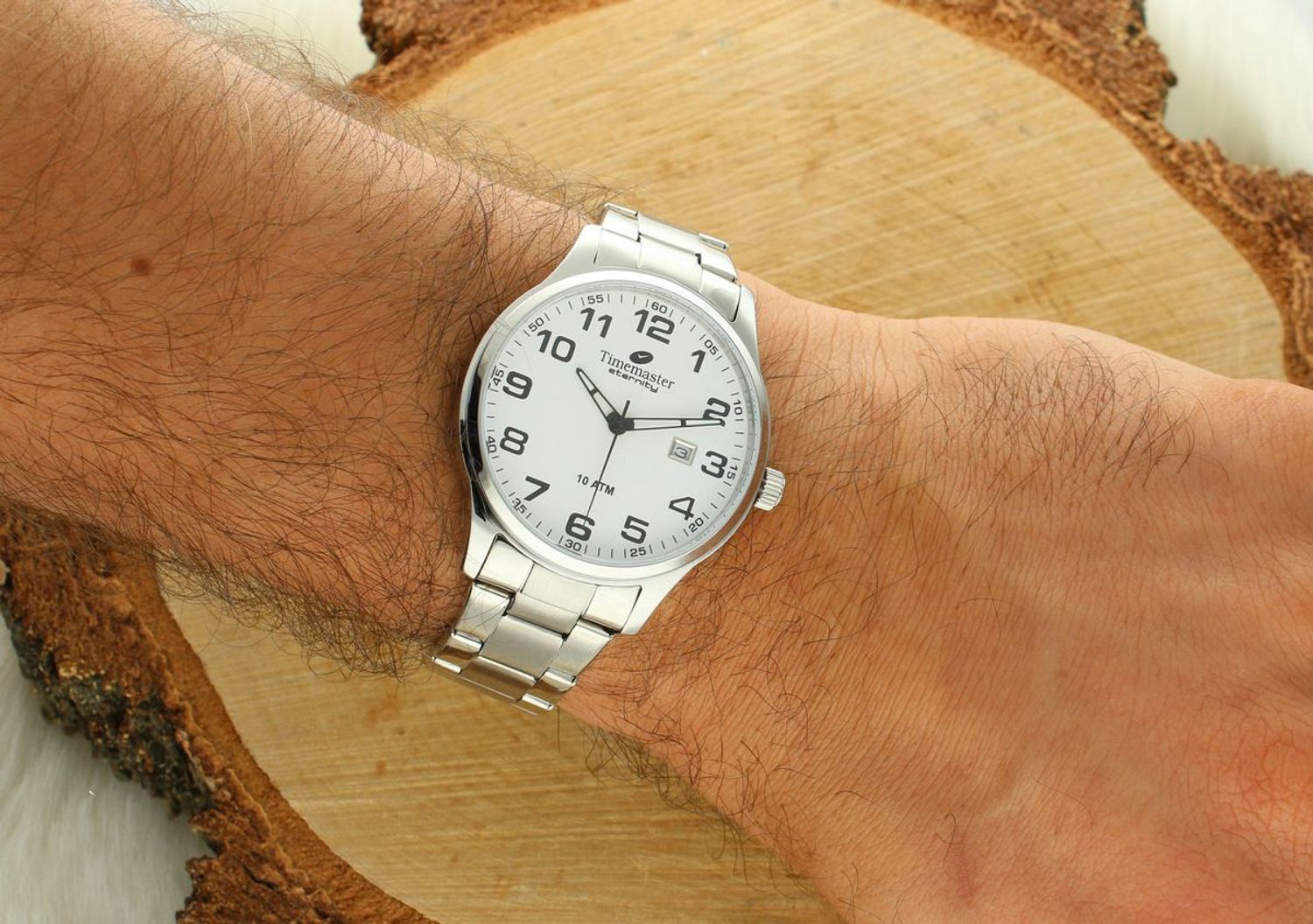 TIMEMASTER 27405 – elegancki zegarek męski z białą tarczą, stalową bransoletą i datownikiem. Wodoszczelność 100M, mechanizm kwarcowy, gwarancja 24 miesiące. Sprawdź ofertę!1.jpg