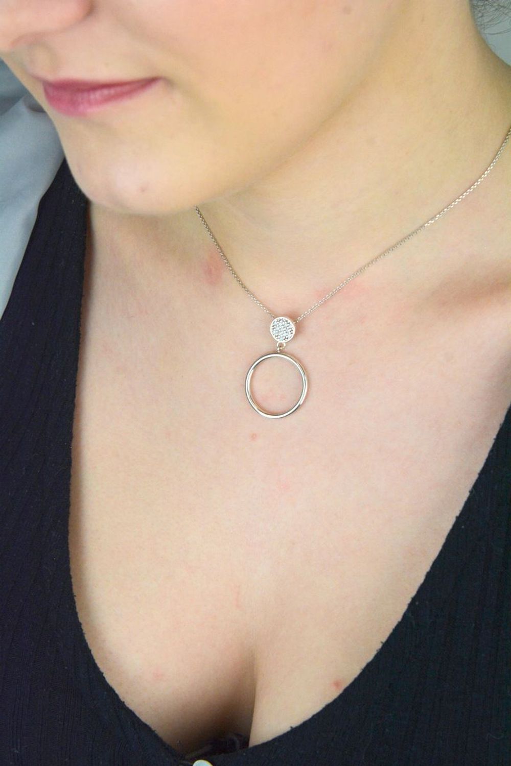 Elegancki naszyjnik damski ze srebra próby 925 z dwoma kółeczkami – jedno zdobione cyrkoniami. Subtelny design, idealny na prezent. Długość 41 + 3 cm, zapięcie karabińczyk.1.jpg