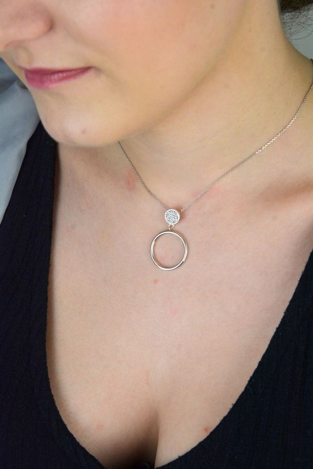 Elegancki naszyjnik damski ze srebra próby 925 z dwoma kółeczkami – jedno zdobione cyrkoniami. Subtelny design, idealny na prezent. Długość 41 + 3 cm, zapięcie karabińczyk.1.jpg