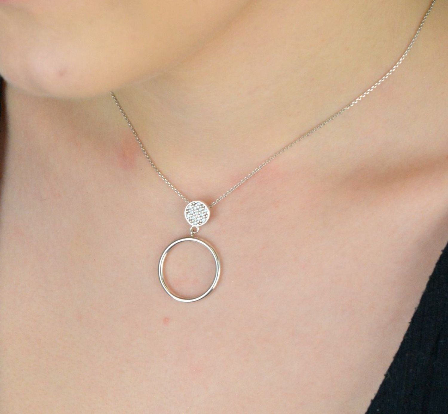 Elegancki naszyjnik damski ze srebra próby 925 z dwoma kółeczkami – jedno zdobione cyrkoniami. Subtelny design, idealny na prezent. Długość 41 + 3 cm, zapięcie karabińczyk.1.jpg