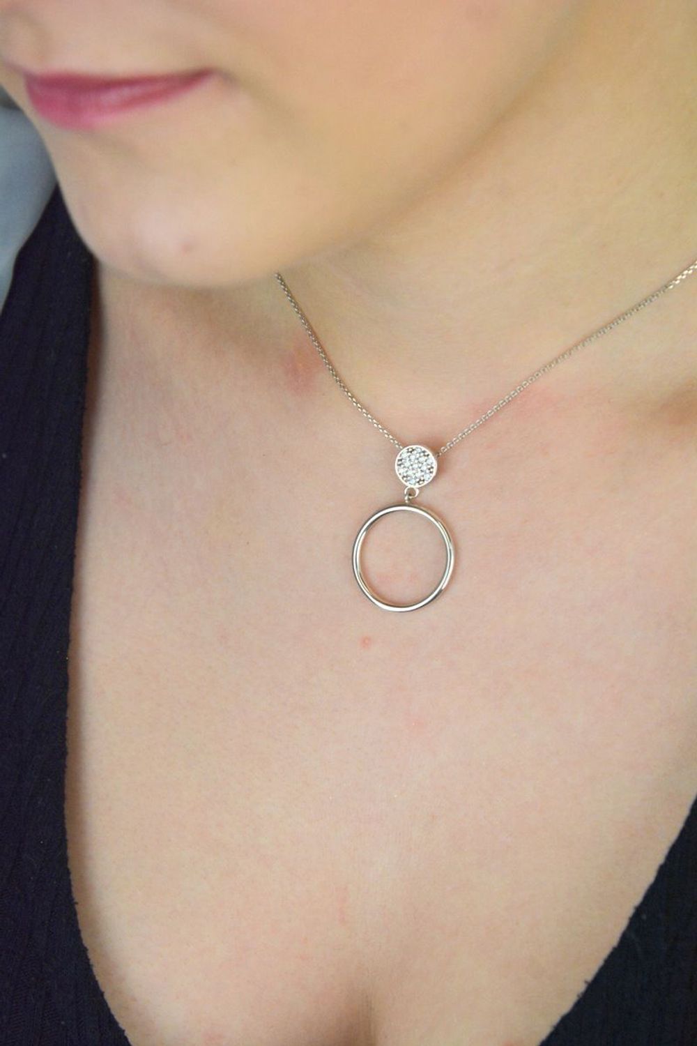Elegancki naszyjnik damski ze srebra próby 925 z dwoma kółeczkami – jedno zdobione cyrkoniami. Subtelny design, idealny na prezent. Długość 41 + 3 cm, zapięcie karabińczyk.1.jpg