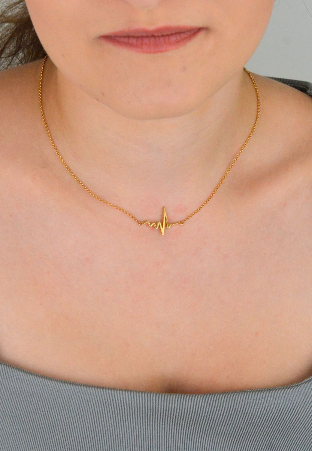 Naszyjnik srebrny 925 z motywem linii życia. Wymiary zawieszki 2,5 x 1,5 cm, zapięcie na karabińczyk. Lekka i symboliczna biżuteria z przesłaniem.1.jpg