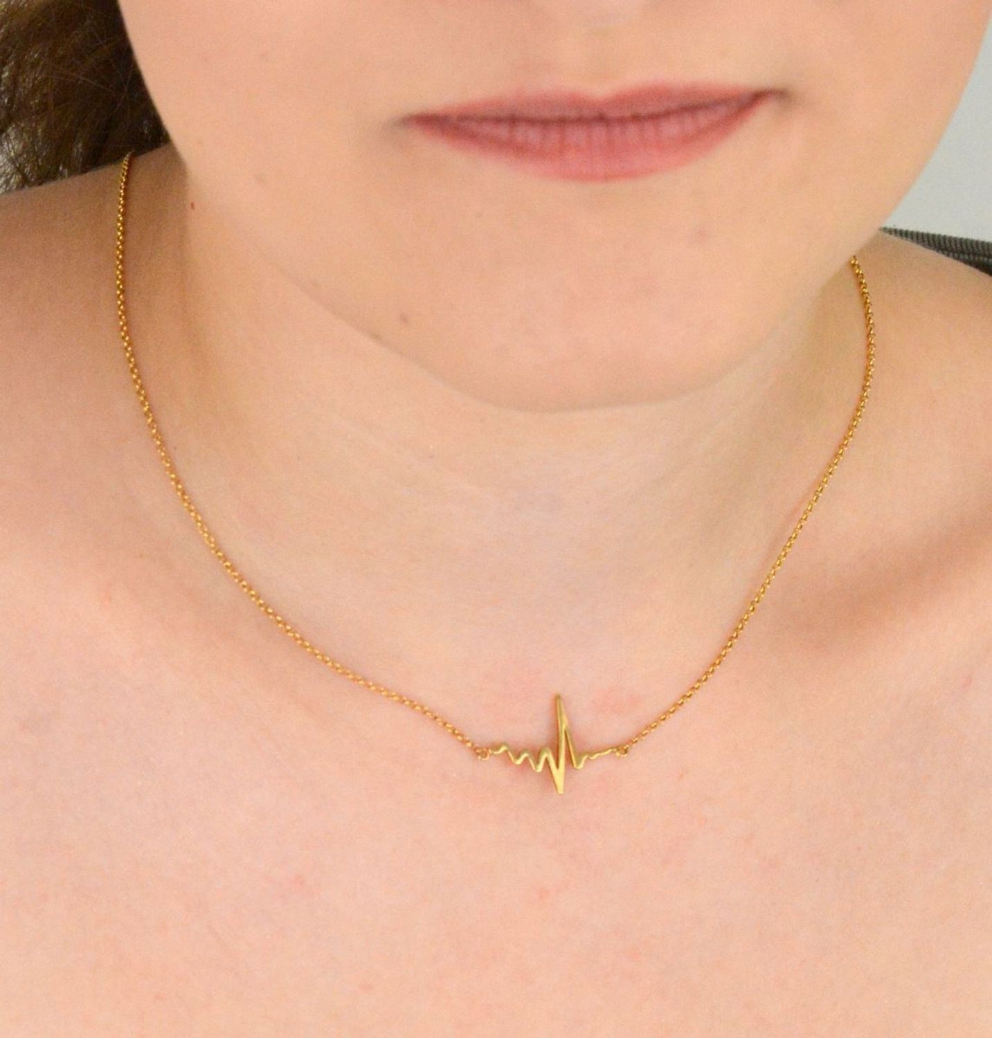 Naszyjnik srebrny 925 z motywem linii życia. Wymiary zawieszki 2,5 x 1,5 cm, zapięcie na karabińczyk. Lekka i symboliczna biżuteria z przesłaniem.1.jpg