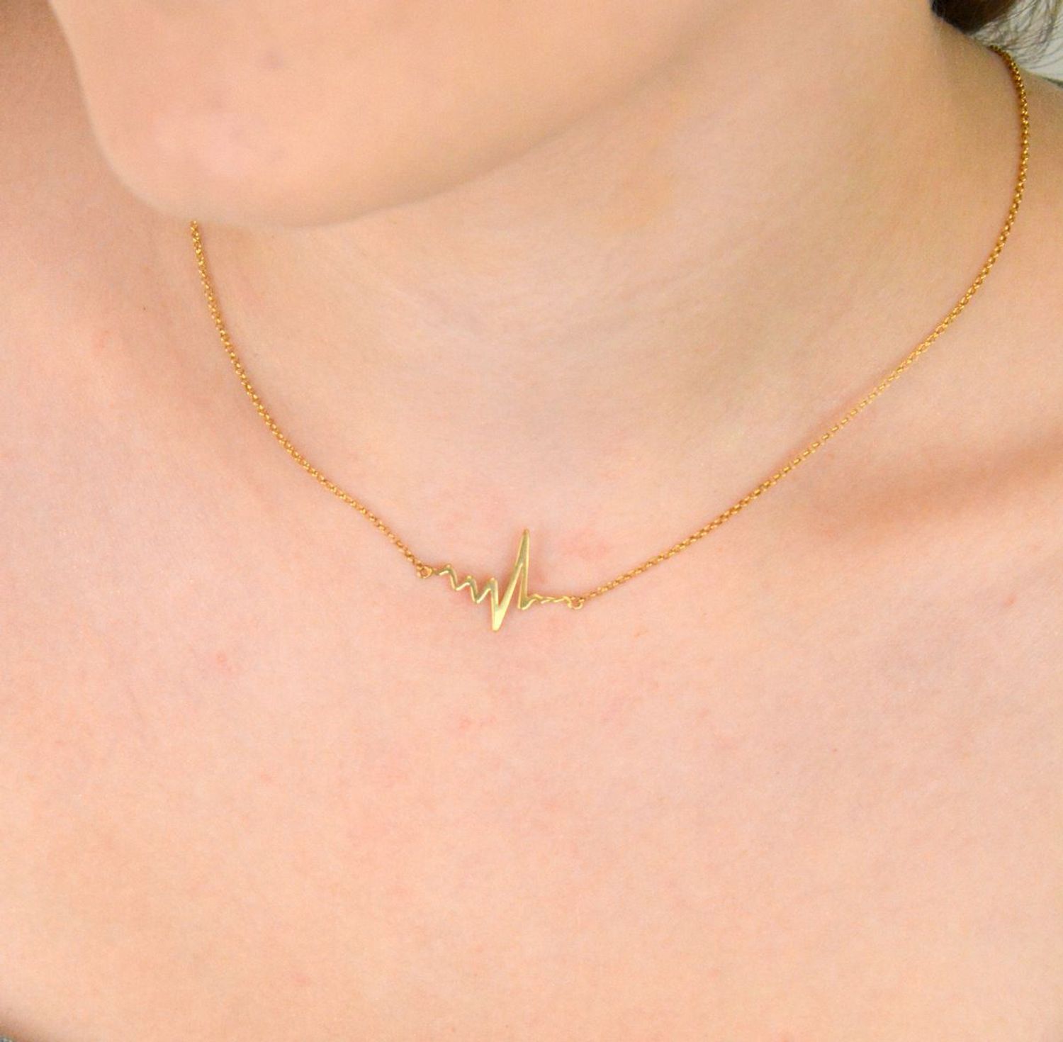 Naszyjnik srebrny 925 z motywem linii życia. Wymiary zawieszki 2,5 x 1,5 cm, zapięcie na karabińczyk. Lekka i symboliczna biżuteria z przesłaniem.1.jpg