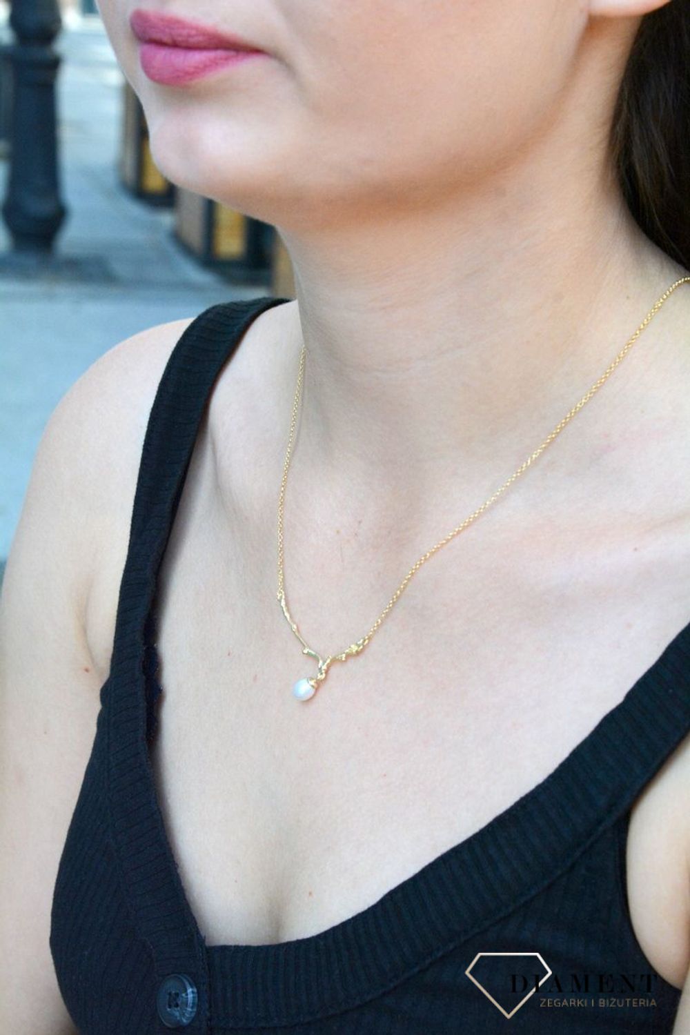 Naszyjnik damski srebrny pokryty złotem z perłą hodowlaną 27413579. Naszyjnik damski srebrny pokryty złotem. Naszyjnik damski z perłą hodowlaną. Naszyjnik pozłacany. Naszyjnik srebrny damski ze perłą. Naszyjnik idealny na każd.jpg