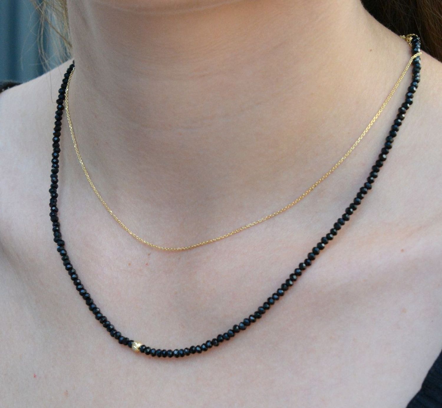 Naszyjnik damski srebrny pokryty złotem ze spinelem 27442067Z. Naszyjnik damski srebrny pokryty złotem. Naszyjnik damski ze spinelem. Naszyjnik drobne kamienie czarne. Naszyjnik srebrny damski ze spinelem. Naszyjnik idealny na.jpg