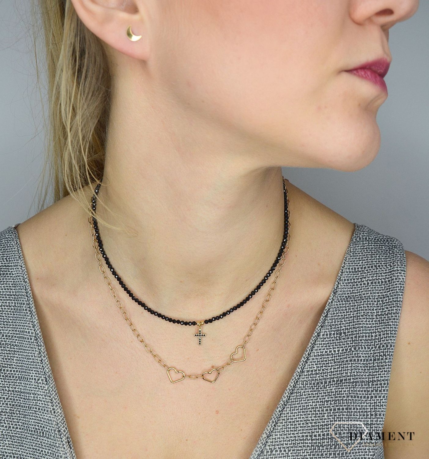 Srebrny naszyjnik 925 czarne koraliki z krzyżykiem 274430830300. Srebrny naszyjnik ozdobiony czarnymi fasetowanymi cyrkoniami w kolorze czarnym z elementem ozdobnym w postaci małego krzyżyka. Świetny pomysł na prezent dla mł.jpg