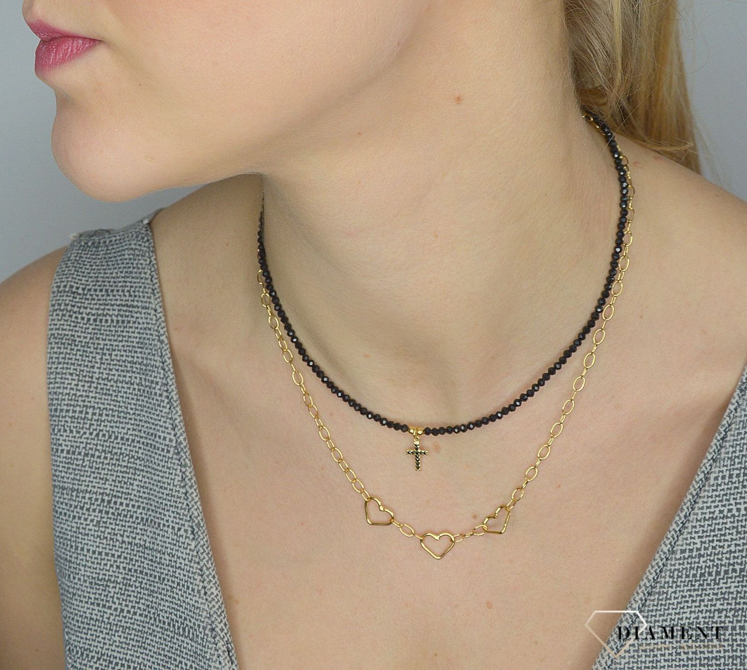 Srebrny naszyjnik 925 czarne koraliki z krzyżykiem 274430830300. Srebrny naszyjnik ozdobiony czarnymi fasetowanymi cyrkoniami w kolorze czarnym z elementem ozdobnym w postaci małego krzyżyka. Świetny pomysł na prezent dla mł.jpg