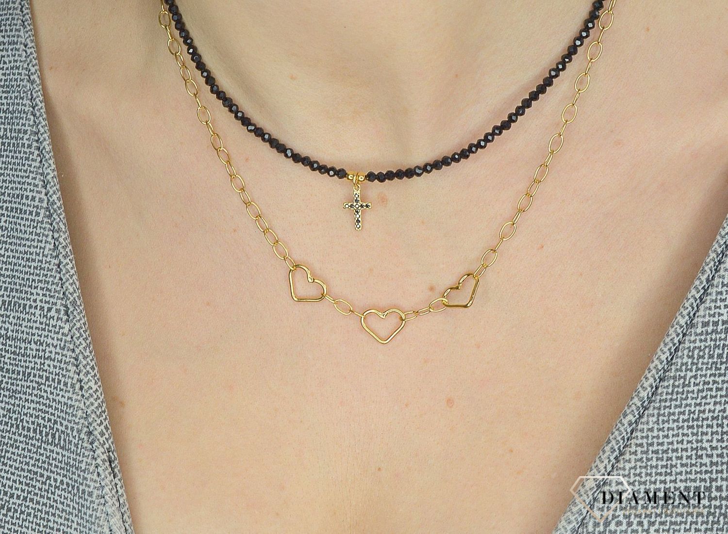 Srebrny naszyjnik 925 czarne koraliki z krzyżykiem 274430830300. Srebrny naszyjnik ozdobiony czarnymi fasetowanymi cyrkoniami w kolorze czarnym z elementem ozdobnym w postaci małego krzyżyka. Świetny pomysł na prezent dla mł.jpg