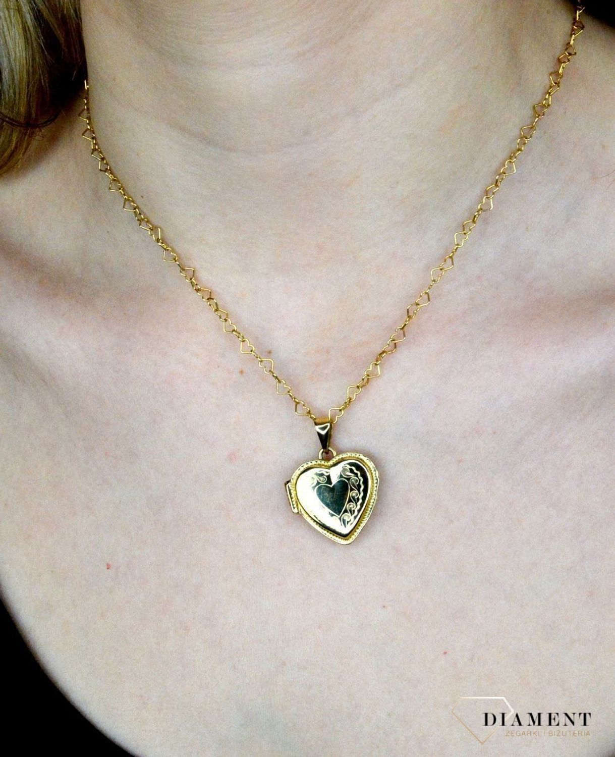 Naszyjnik damski srebrny pozłacany Serduszka 274431260290. Łańcuszek o splocie z małych serduszek to doskonały prezent dla osoby bliskiej naszemu sercu. Prezent dla dziewczyny. Biżuteria pozłacana, pokryta 24 karatowym złote.jpg