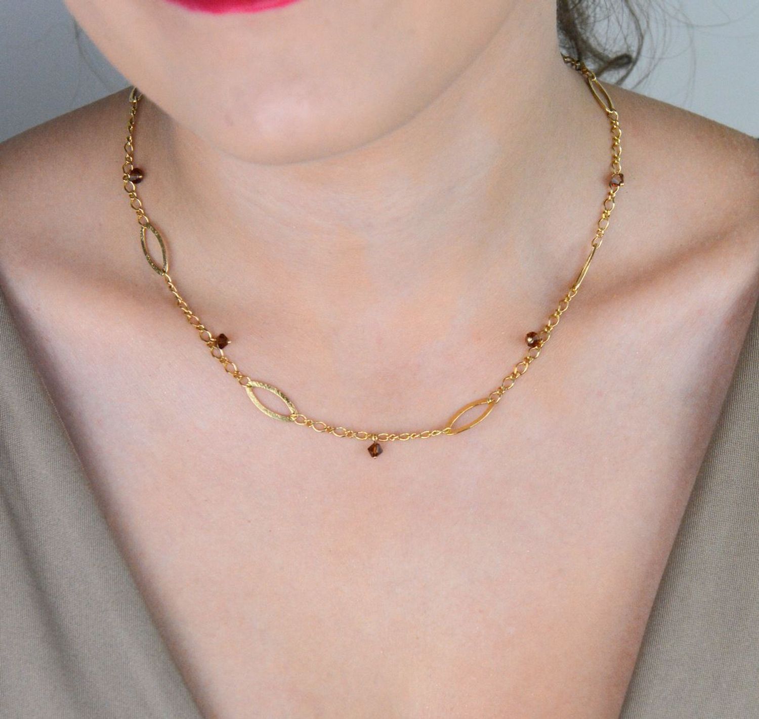 Pozłacany naszyjnik srebrny 925 z owalnymi oczkami i brązowymi kryształkami. Długość 45 + 3 cm, waga 6,60 g, zapięcie na karabińczyk. Idealny dodatek na wyjątkowe okazje.1.jpg