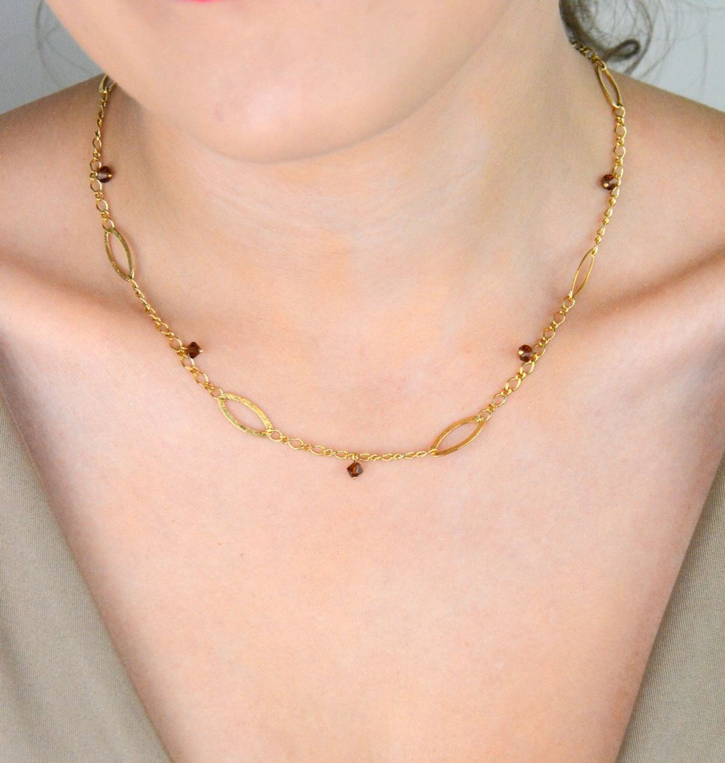 Pozłacany naszyjnik srebrny 925 z owalnymi oczkami i brązowymi kryształkami. Długość 45 + 3 cm, waga 6,60 g, zapięcie na karabińczyk. Idealny dodatek na wyjątkowe okazje.1.jpg