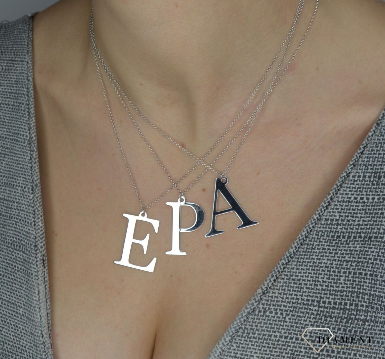 Srebrny naszyjnik literka E 274621050410.jpg