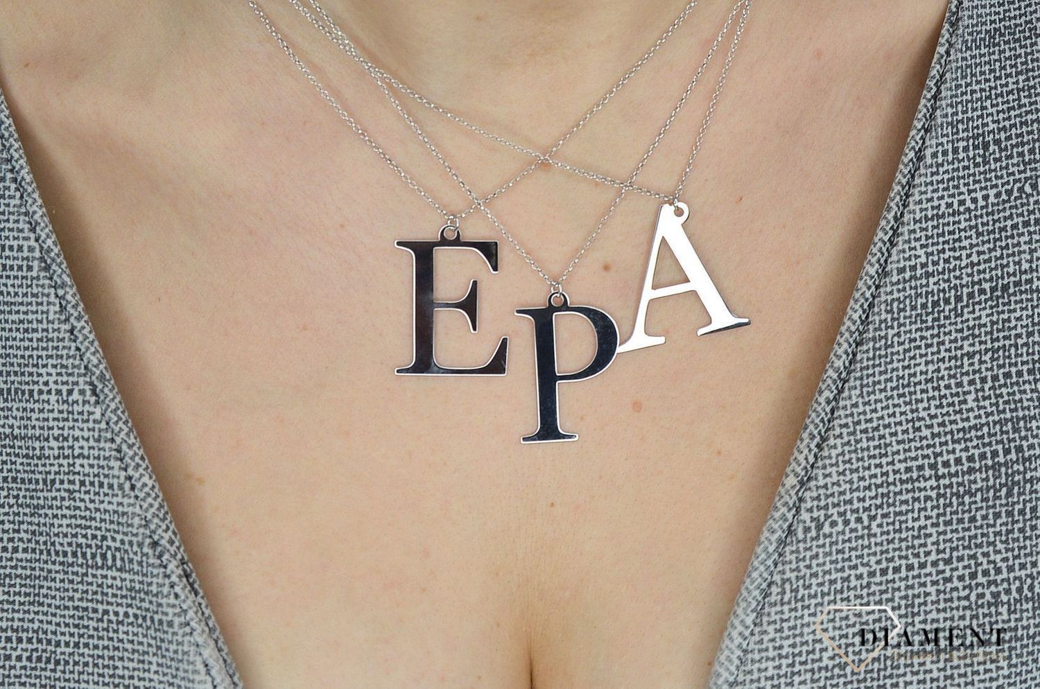 Srebrny naszyjnik literka E 274621050410.jpg