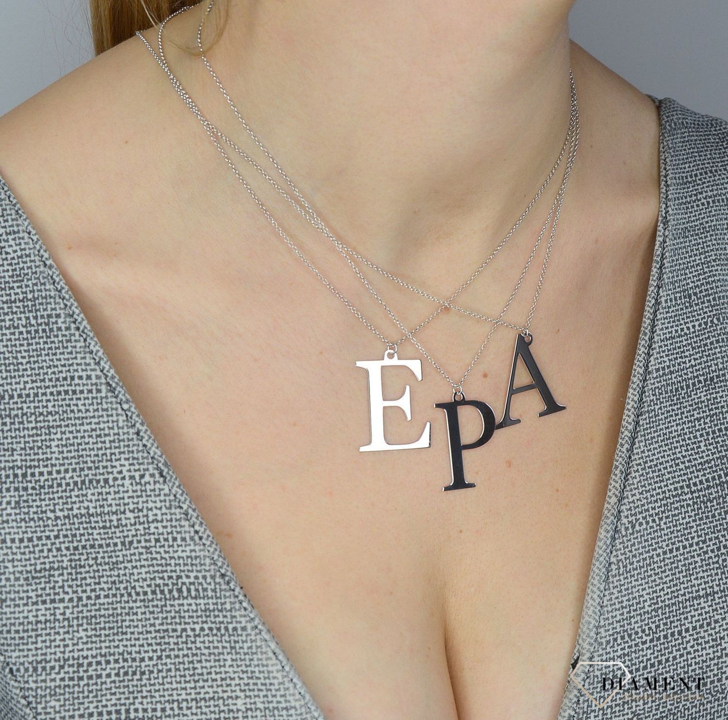 Srebrny naszyjnik literka E 274621050410.jpg