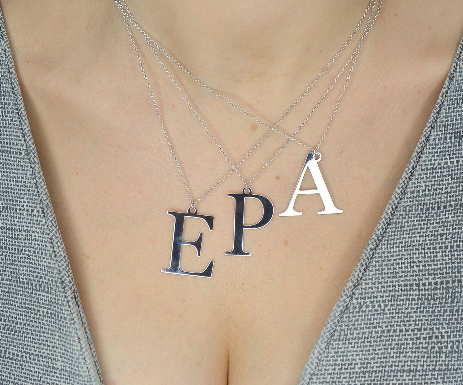 Srebrny naszyjnik literka E 274621050410.jpg