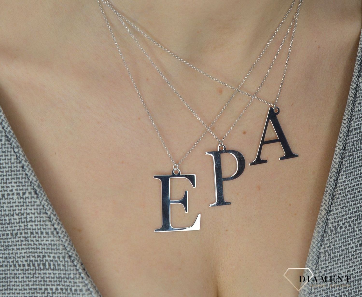 Srebrny naszyjnik literka E 274621050410.jpg