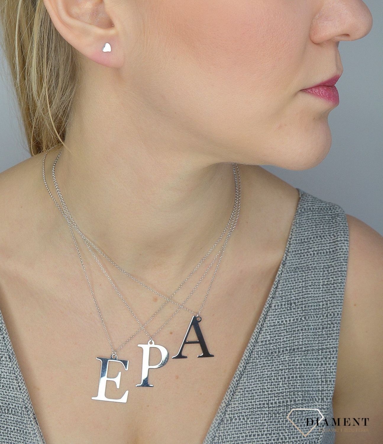 Srebrny naszyjnik literka E 274621050410.jpg