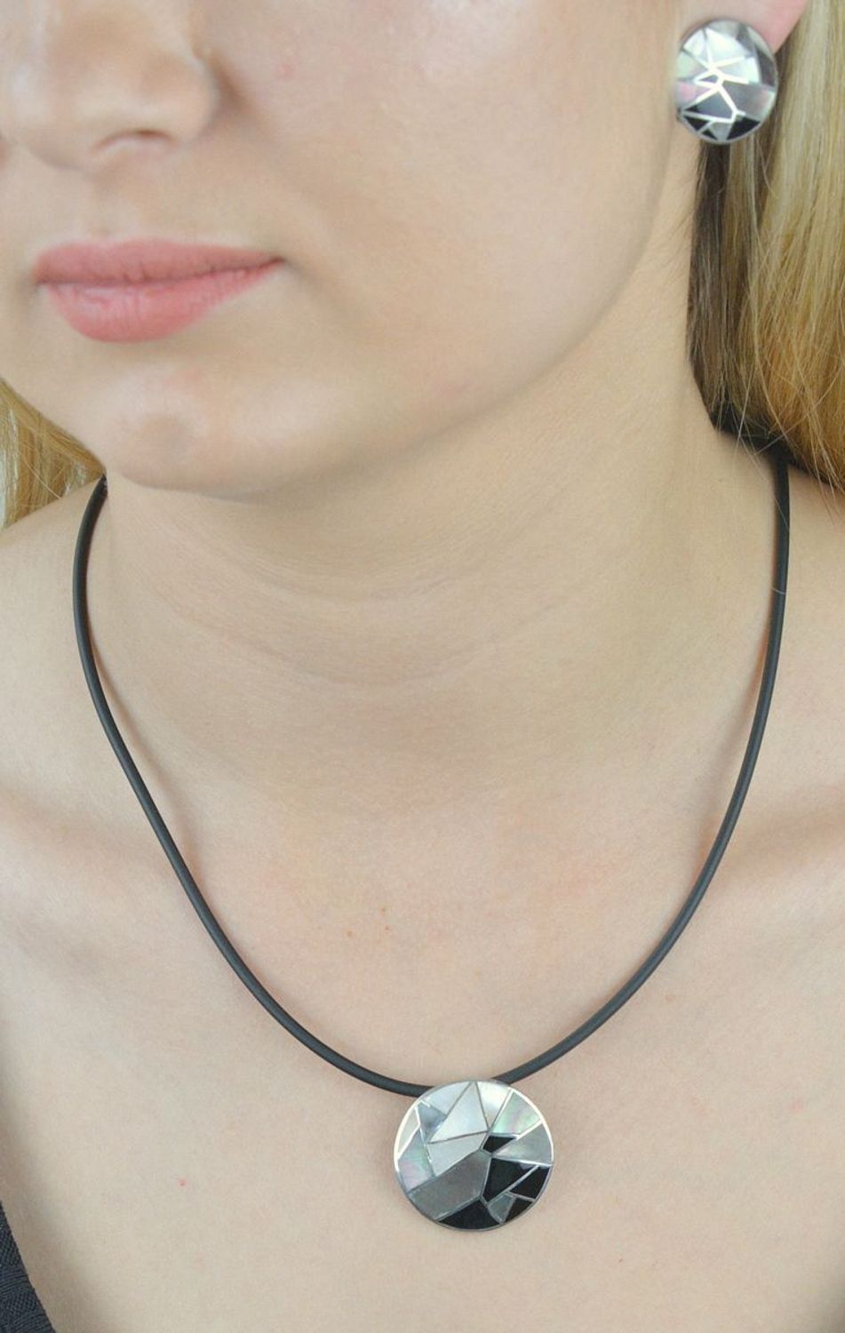 Rzemień skórzany czarny ze srebrnym zapięciem 274710010220. Rzemień skórzany. Naszyjnik skórzany. Naszyjnik ze srebrnym zapięciem. Rzemień skórzany. Rzemień na lato. Biżuteria na lato..jpg