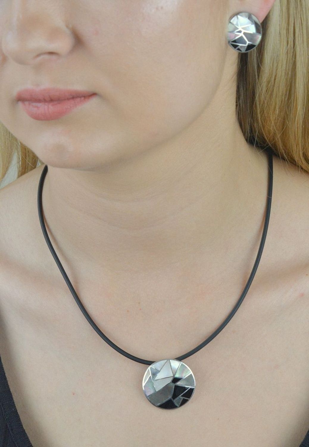 Rzemień skórzany czarny ze srebrnym zapięciem 274710010220. Rzemień skórzany. Naszyjnik skórzany. Naszyjnik ze srebrnym zapięciem. Rzemień skórzany. Rzemień na lato. Biżuteria na lato..jpg