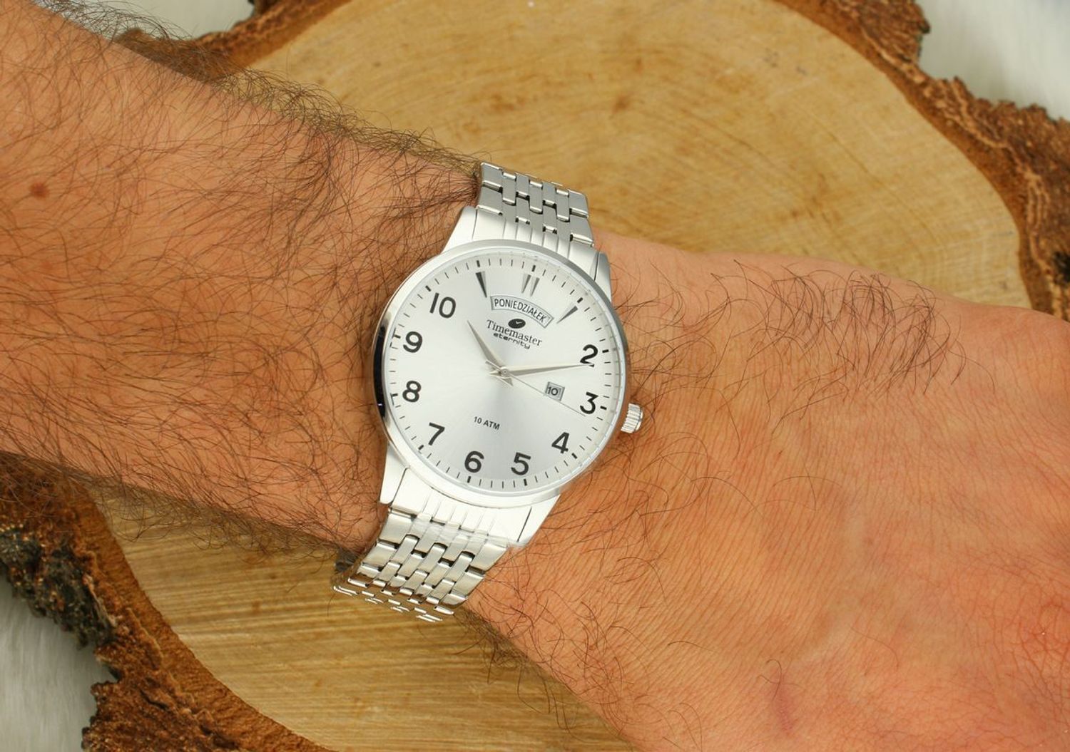 Elegancki zegarek TIMEMASTER 27501 z podwójnym datownikiem. Stalowa bransoleta, srebrna tarcza, mechanizm kwarcowy i wodoszczelność 100M. Gwarancja 3 lata. Sprawdź!1.jpg