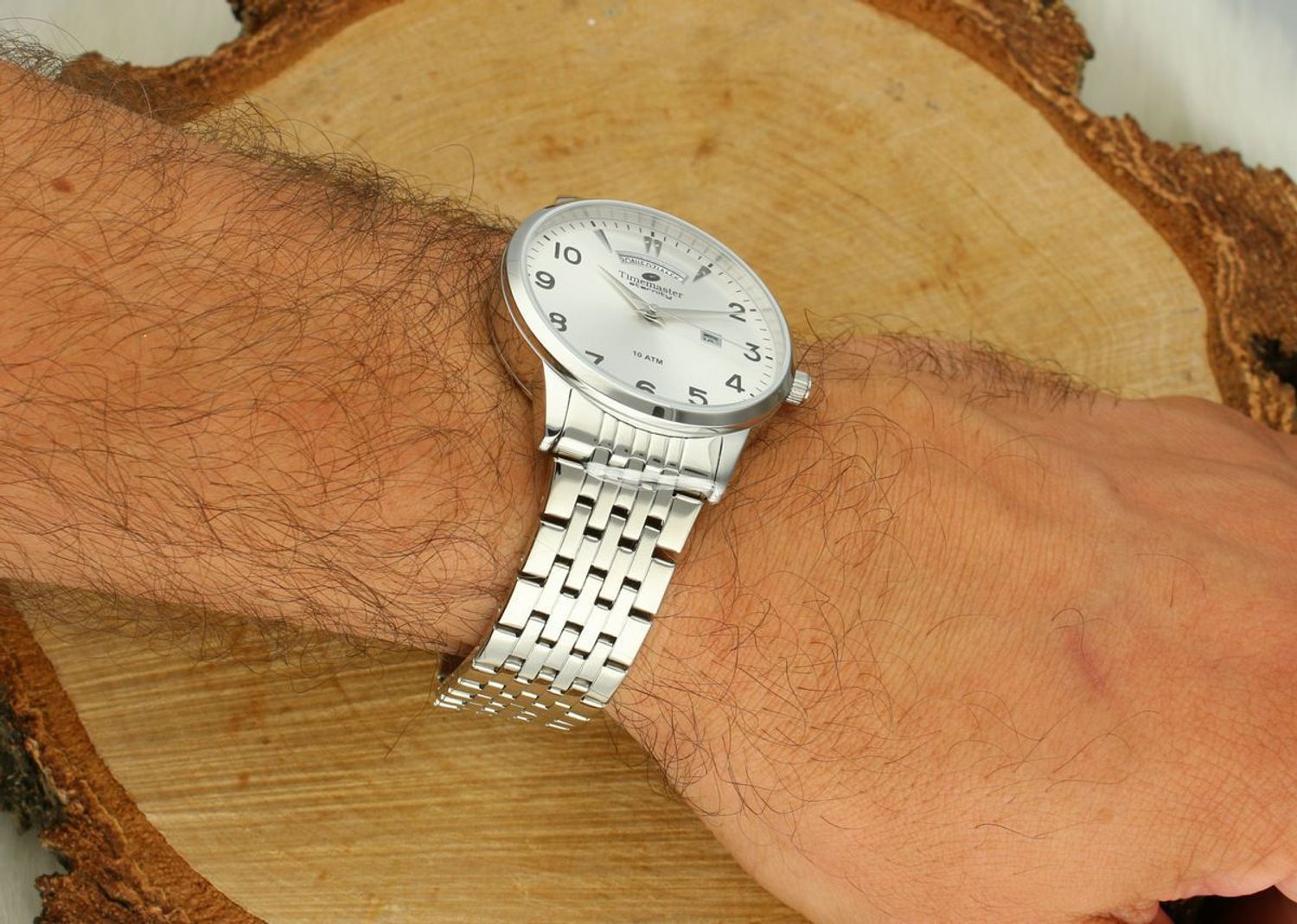 Elegancki zegarek TIMEMASTER 27501 z podwójnym datownikiem. Stalowa bransoleta, srebrna tarcza, mechanizm kwarcowy i wodoszczelność 100M. Gwarancja 3 lata. Sprawdź!1.jpg