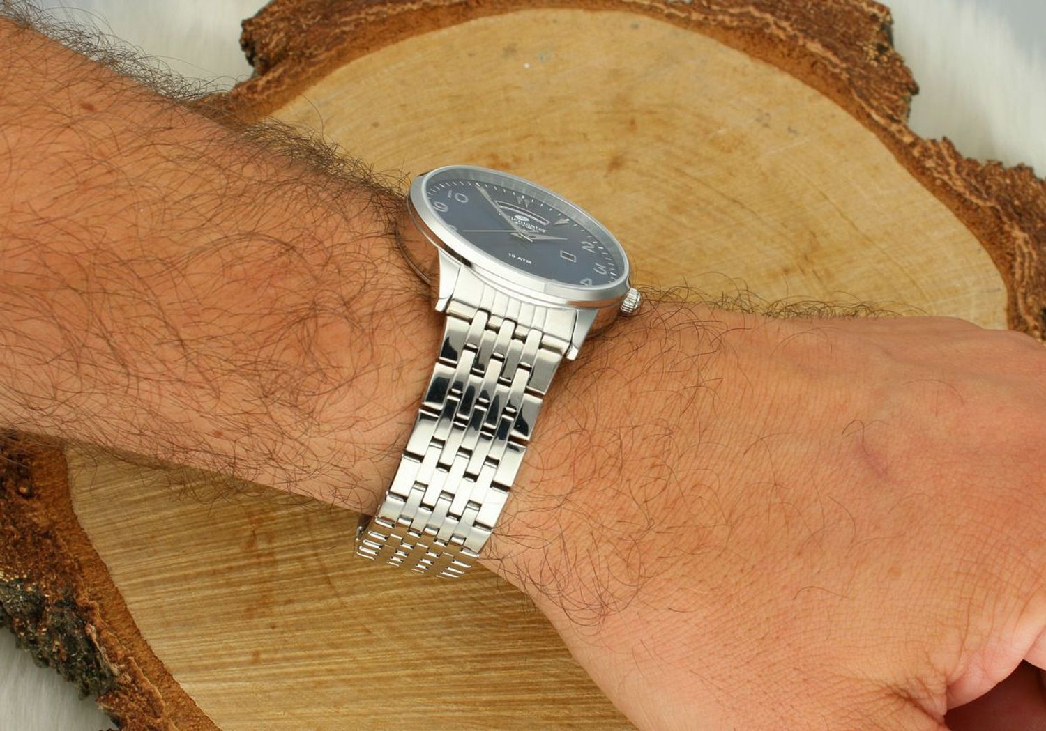 Stylowy zegarek męski z granatową tarczą, mechanizmem Miyota 2350 i podwójnym datownikiem. Stal nierdzewna, wodoszczelność 10 ATM. Idealny do codziennych i eleganckich stylizacji.1.jpg