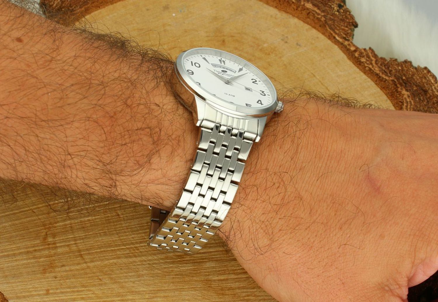 Stylowy zegarek TIMEMASTER 27505 z białą tarczą, pełnym datownikiem i stalową bransoletą. Kwarcowy mechanizm, wodoszczelność 100M, gwarancja 3 lata. Sprawdź teraz!1.jpg