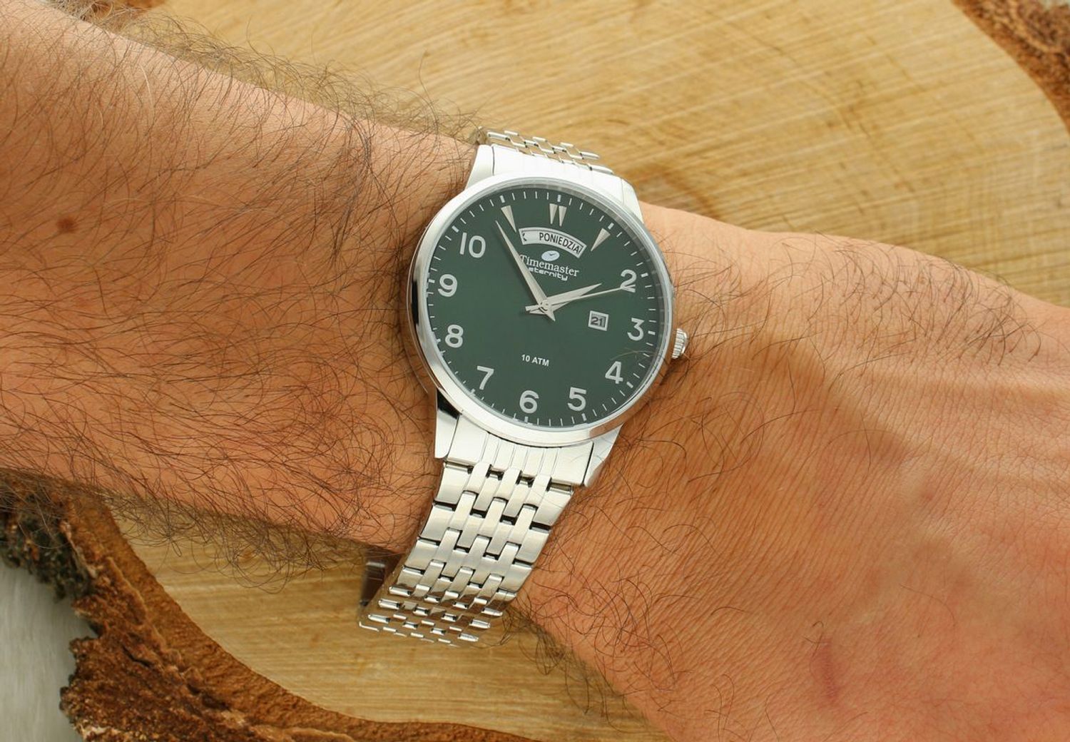 Zegarek TIMEMASTER 27506 z zieloną tarczą i podwójnym datownikiem (dzień miesiąca i dzień tygodnia). Stal nierdzewna, mineralne szkło, 100M wodoszczelności. 3 lata gwarancji. Kup teraz!1.jpg