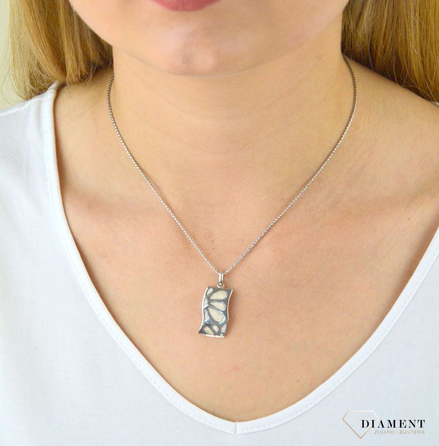 Zawieszka srebrna z białą emalią 276123390340W. Zawieszka srebrna, Srebrna zawieszka z emalią. Srebrna zawieszka z białą emalią. Zawieszka srebrna idealny pomysł na prezent. Zawieszka artystyczna. Zawieszka.jpg