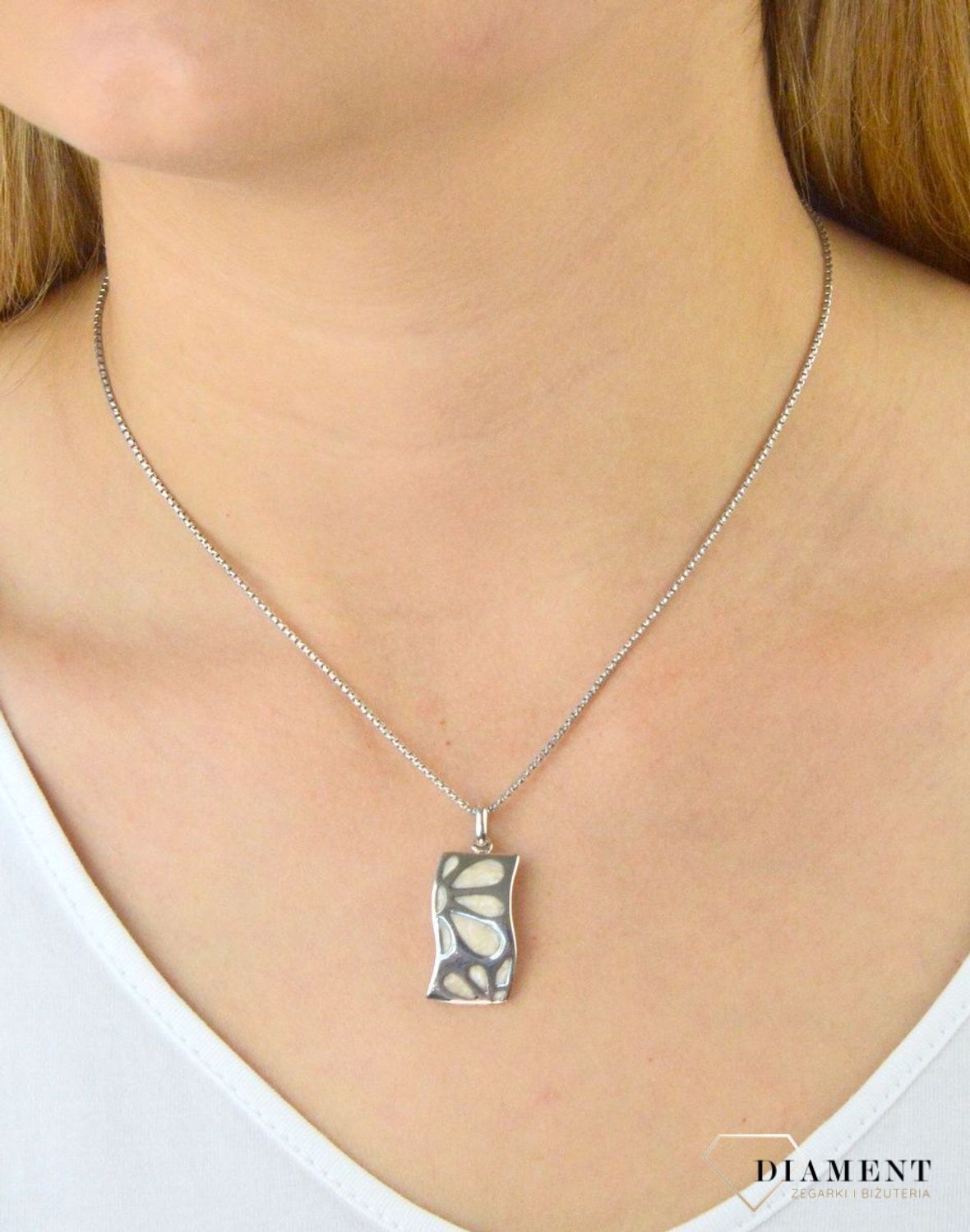 Zawieszka srebrna z białą emalią 276123390340W. Zawieszka srebrna, Srebrna zawieszka z emalią. Srebrna zawieszka z białą emalią. Zawieszka srebrna idealny pomysł na prezent. Zawieszka artystyczna. Zawieszka.jpg