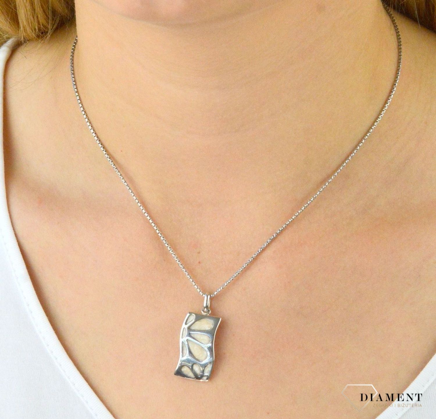 Zawieszka srebrna z białą emalią 276123390340W. Zawieszka srebrna, Srebrna zawieszka z emalią. Srebrna zawieszka z białą emalią. Zawieszka srebrna idealny pomysł na prezent. Zawieszka artystyczna. Zawieszka.jpg