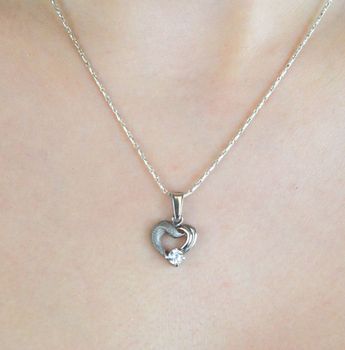 Delikatna zawieszka srebrna Ag 925 w kształcie serca, zdobiona cyrkonią. Wymiary 2 x 1,3 cm, waga 1,50 g. Idealna do naszyjników i eleganckich stylizacji (1).JPG