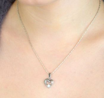 Delikatna zawieszka srebrna Ag 925 w kształcie serca, zdobiona cyrkonią. Wymiary 2 x 1,3 cm, waga 1,50 g. Idealna do naszyjników i eleganckich stylizacji (2).JPG