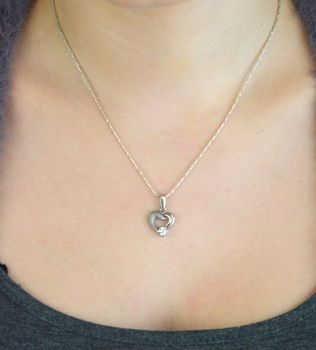 Delikatna zawieszka srebrna Ag 925 w kształcie serca, zdobiona cyrkonią. Wymiary 2 x 1,3 cm, waga 1,50 g. Idealna do naszyjników i eleganckich stylizacji (4).JPG