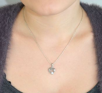 Delikatna zawieszka srebrna Ag 925 w kształcie serca, zdobiona cyrkonią. Wymiary 2 x 1,3 cm, waga 1,50 g. Idealna do naszyjników i eleganckich stylizacji (5).JPG