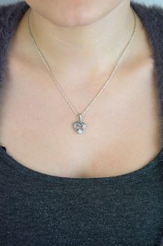 Delikatna zawieszka srebrna Ag 925 w kształcie serca, zdobiona cyrkonią. Wymiary 2 x 1,3 cm, waga 1,50 g. Idealna do naszyjników i eleganckich stylizacji (6).JPG