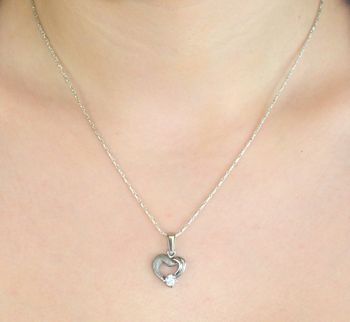 Delikatna zawieszka srebrna Ag 925 w kształcie serca, zdobiona cyrkonią. Wymiary 2 x 1,3 cm, waga 1,50 g. Idealna do naszyjników i eleganckich stylizacji (7).JPG