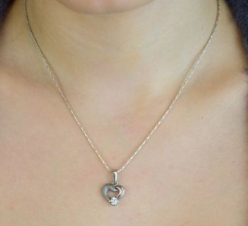 Delikatna zawieszka srebrna Ag 925 w kształcie serca, zdobiona cyrkonią. Wymiary 2 x 1,3 cm, waga 1,50 g. Idealna do naszyjników i eleganckich stylizacji (8).JPG