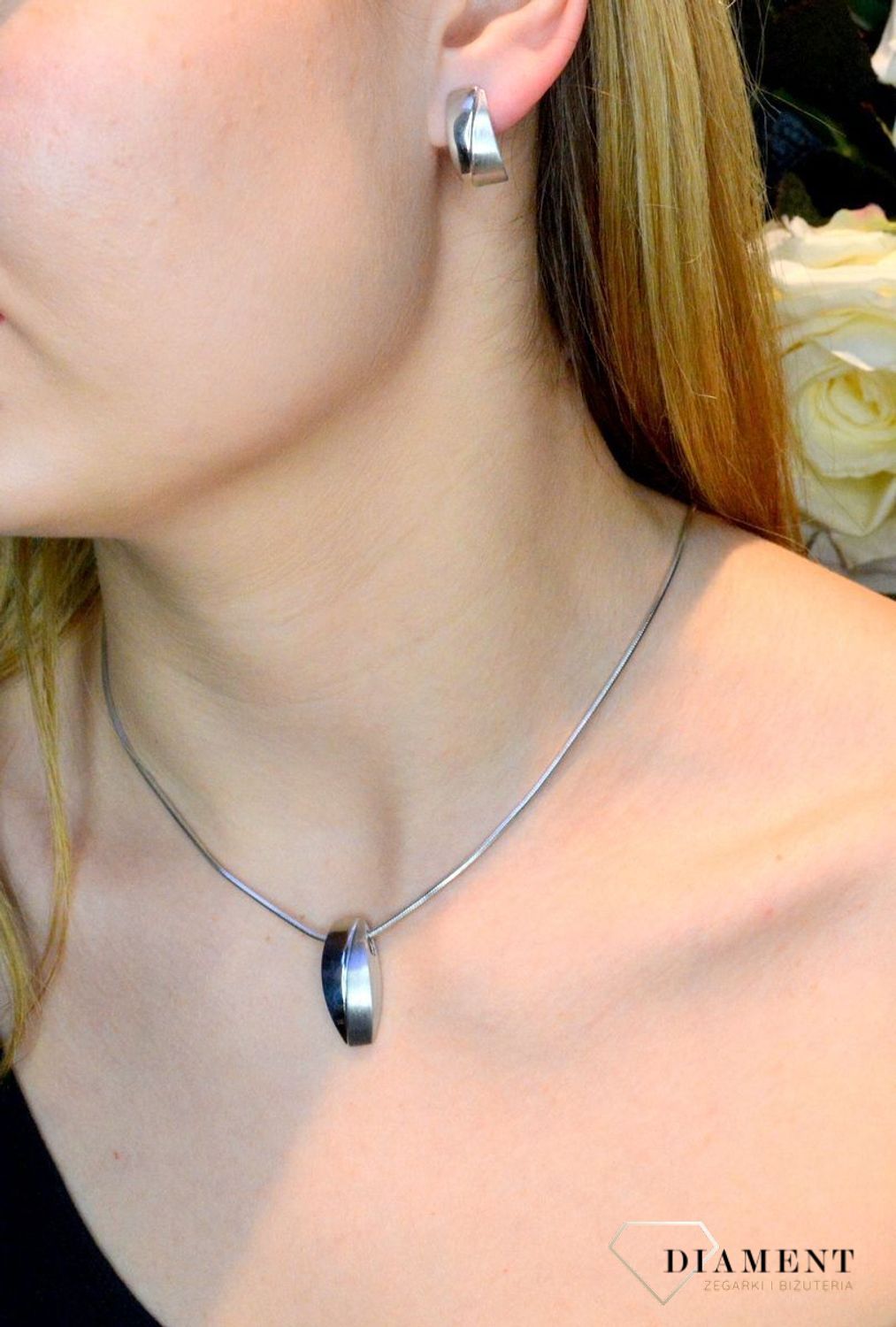 Zawieszka srebrna o asymetrycznym kształcie 27622971.jpg