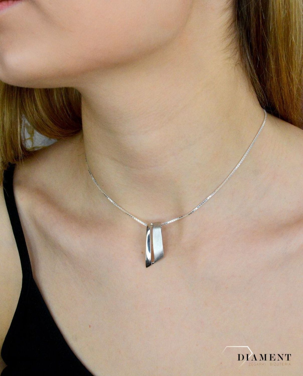 Zawieszka damska  Dwie struktury  276229770350 Srebrna zawieszka o ponadczasowej formie i ciekawej strukturze. Została wykonana z najwyższej jakości srebra próby 925. Idealny pomysł na prezent..jpg