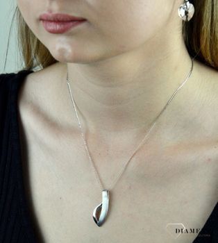Zawieszka srebrna asymetryczna 276229780400. Srebrna zawieszka wykonana z próby 925 o nietypowym asymetrycznym kształcie. Tak skomponowany olśniewający wisiorek srebrny o wyjątkowym wzorze, w niezwykły sposób dopeł (3).JPG