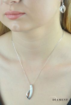 Zawieszka srebrna asymetryczna 276229780400. Srebrna zawieszka wykonana z próby 925 o nietypowym asymetrycznym kształcie. Tak skomponowany olśniewający wisiorek srebrny o wyjątkowym wzorze, w niezwykły sposób dopełn (1).JPG