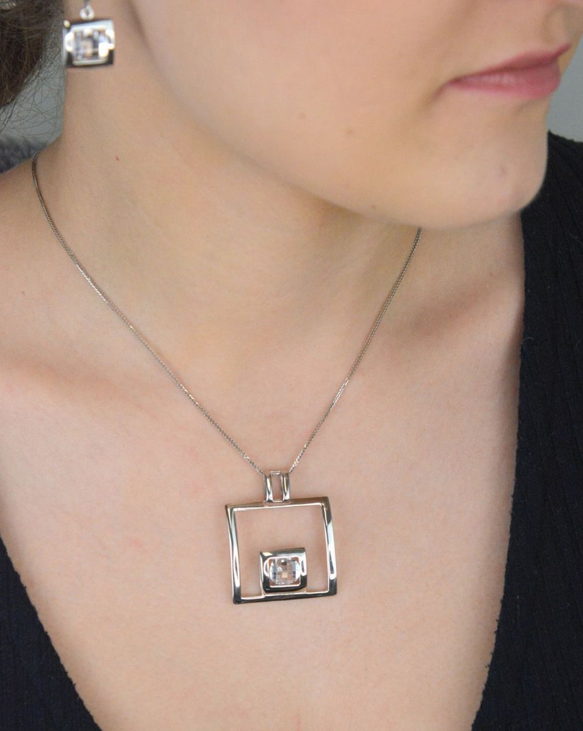 Efektowna srebrna zawieszka o wadze 5,50 g i rozmiarach 4x3 cm, zdobiona dużą, białą cyrkonią. Biżuteria próby 925 – idealna do eleganckich stylizacji i na wyjątkowe okazje.1.jpg