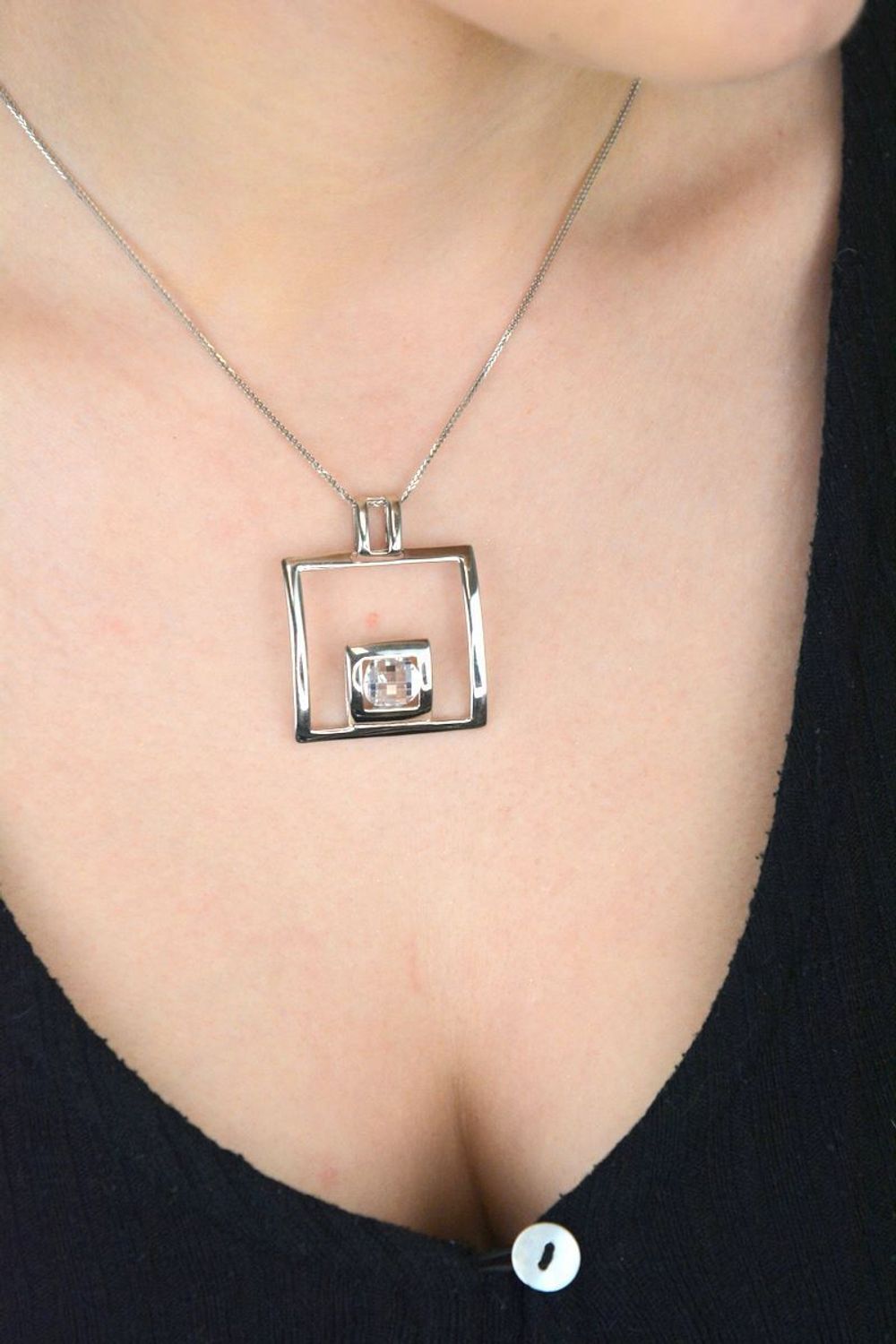 Efektowna srebrna zawieszka o wadze 5,50 g i rozmiarach 4x3 cm, zdobiona dużą, białą cyrkonią. Biżuteria próby 925 – idealna do eleganckich stylizacji i na wyjątkowe okazje.1.jpg