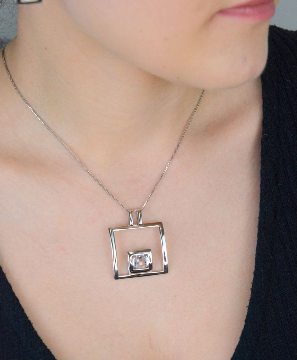 Efektowna srebrna zawieszka o wadze 5,50 g i rozmiarach 4x3 cm, zdobiona dużą, białą cyrkonią. Biżuteria próby 925 – idealna do eleganckich stylizacji i na wyjątkowe okazje.1.jpg