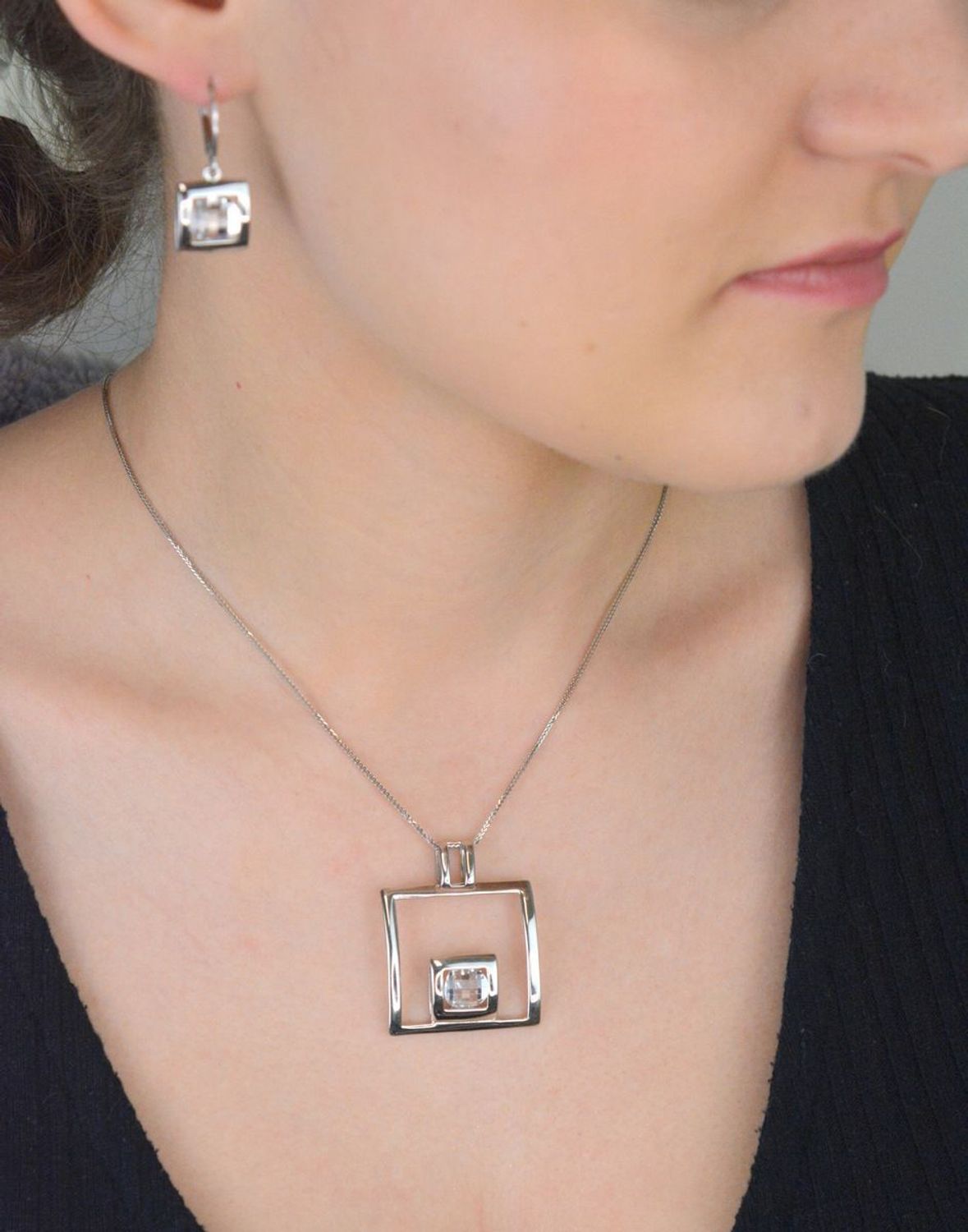 Efektowna srebrna zawieszka o wadze 5,50 g i rozmiarach 4x3 cm, zdobiona dużą, białą cyrkonią. Biżuteria próby 925 – idealna do eleganckich stylizacji i na wyjątkowe okazje.1.jpg