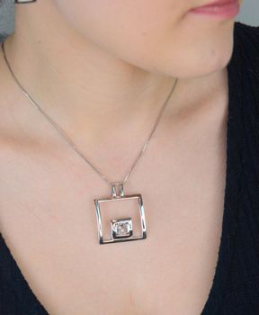 Elegancka, duża srebrna zawieszka próby 925 w kształcie kwadratu z lśniącą białą cyrkonią. Doskonały dodatek do łańcuszka – nowoczesny akcent w klasycznej formie. Idealna na prezent lub do codziennego noszenia (3).JPG