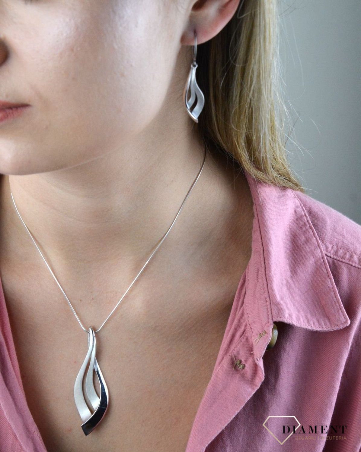 Srebrna zawieszka podłużny listek mat i błysk 27627031. Zawieszka skomponowana jest z dwóch elementów o błyszczącej i matowej powierzchni. Subtelna, a jednocześnie elegancka zawieszka sprawdzi się zarówno na zwyczajne wyjście.jpg